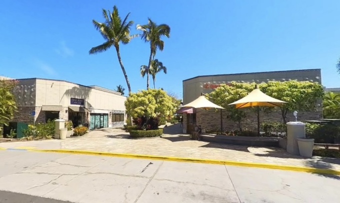 クイーンズマーケットプレイス内、裏手駐車場側のシャトルバス乗り場（スターバックスがある側の駐車場ではございません）