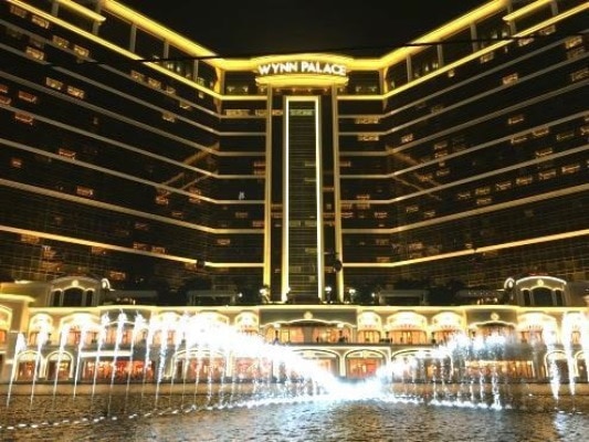 美味しい料理に舌つづみ