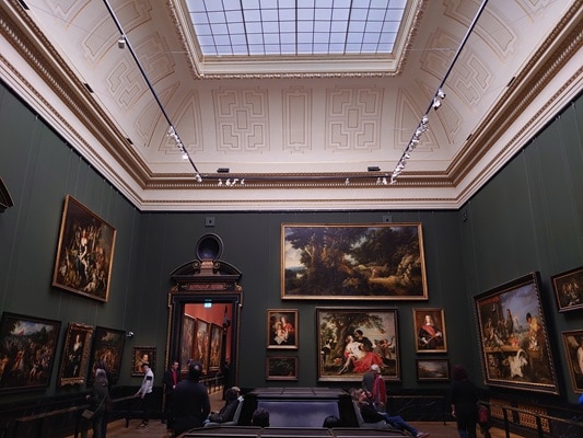 日本語ガイドと巡るテーマ別ツアー