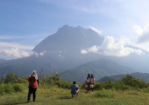 キナバル山をバックに記念撮影