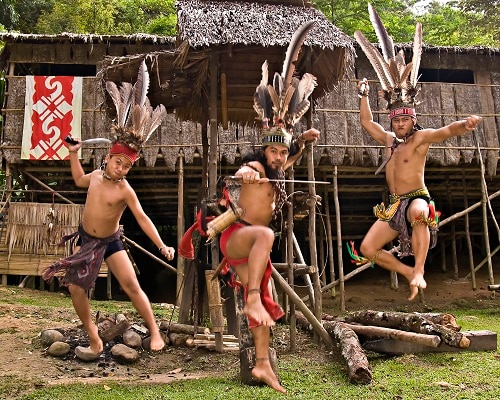 先住民族の男性達