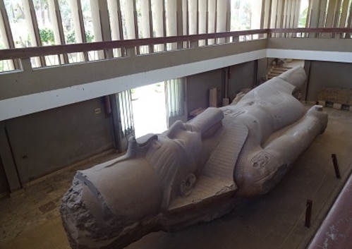 メンフィスでのラムセスⅡ世の巨像