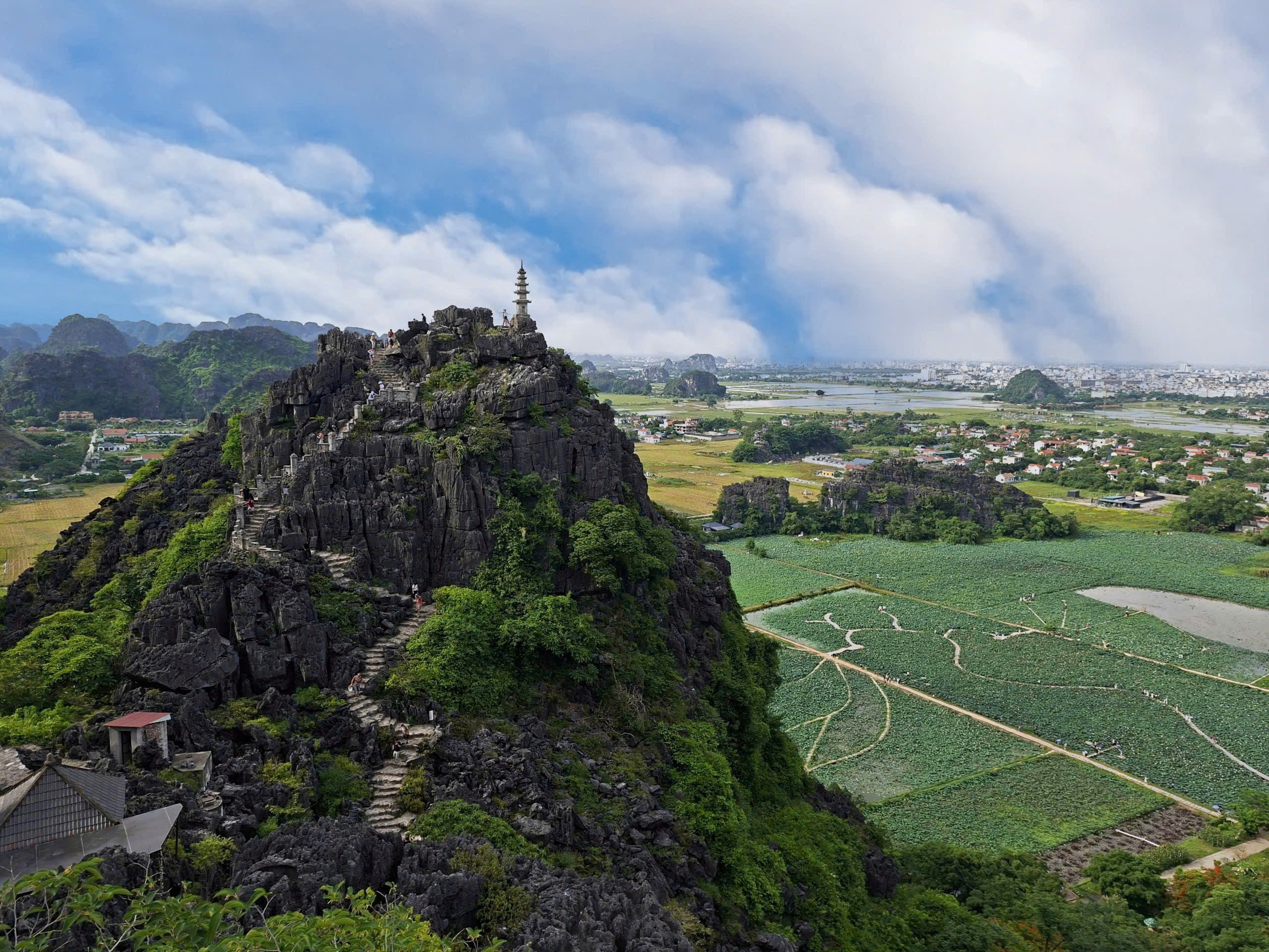 ngoa long moutain.jpg