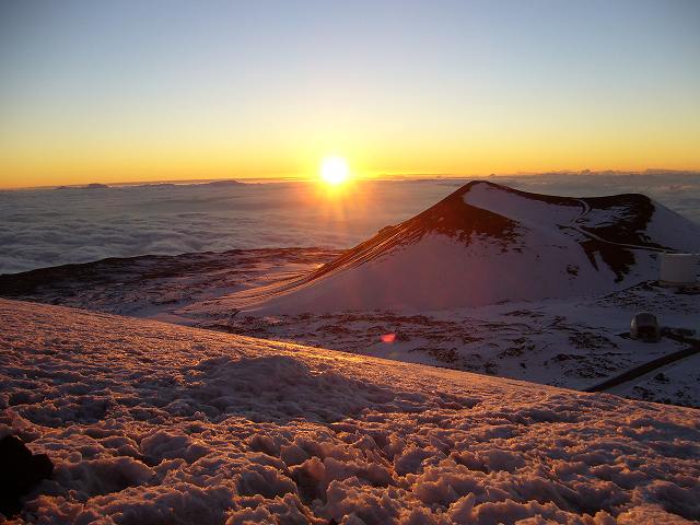 雪をいただいたマウナケア山頂付近