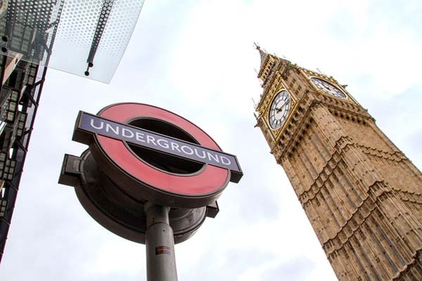 日本語サポート付き！空港からホテルまで安心移動（オイスターカード付き）