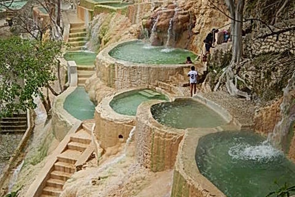 トラントンゴ温泉