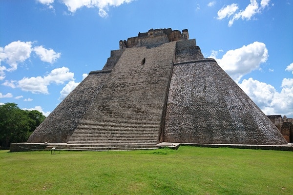 メリダ空港発　歴史と文化に触れるメリダ1泊2日ツアー（英語ガイド・送迎・ホテル１泊付　安心プラン）