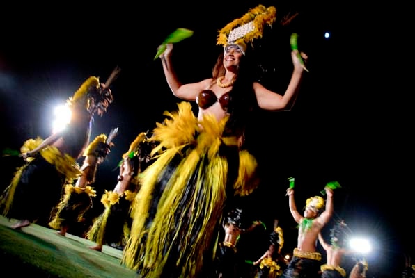 【オールド・ラハイナ・ルアウ】モロカイ島とラナイ島を背景に夕陽とともに伝統のルアウ・ディナーショー