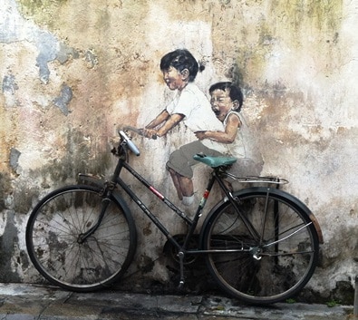自転車に乗る子供達