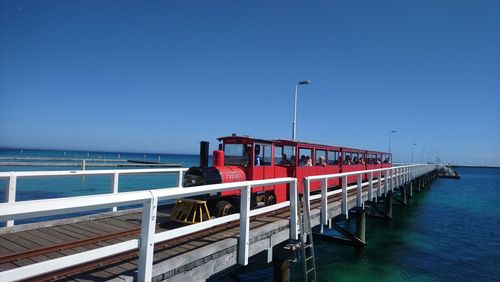赤い電車に乗って桟橋の先端へ！